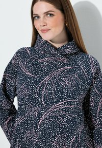 Námornícká bunda s květinovým vzorem v bílé a růžové, s vysokým límcem a hladkou strukturou, s těsně přiléhavým střihem.