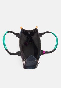 Czarna torba z materiału z jaskrawymi wzorami wewnętrznymi, z żywymi uchwytami, zamknięciem na zamek oraz otwartym wierzchem dla łatwego dostępu.