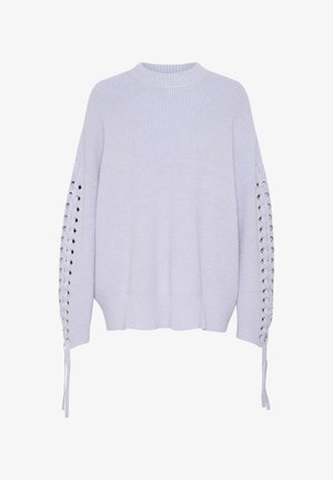Világosszürke kötött pulóver kerek nyakkal, leeső vállakkal és fűzött részletekkel az ujjakon. Bordás alj és textúrált anyag.