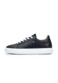 Zwarte leren sneaker met witte rubberen zool, ronde neus, vetersluiting, gladde textuur en subtiele merkaccent aan de zijkant.