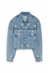 Chaqueta de mezclilla recortada en azul claro con bordados florales. Presenta bolsillos frontales y herrajes plateados. Dobladillo deshilachado en la parte inferior.