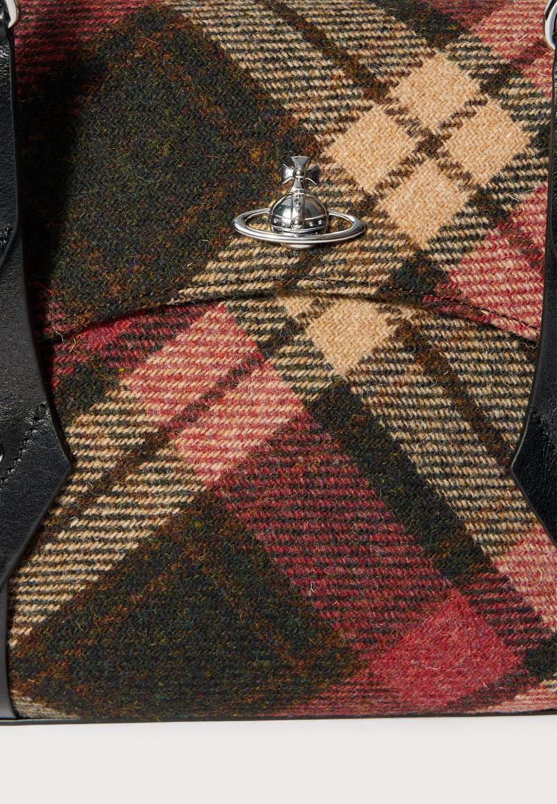 Karierte Handtasche mit einem mehrfarbigen Wollstoff in Rot-, Grün- und Beigetönen, mit einem silbernen Metallverschluss und schwarzen Lederakzenten.