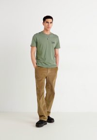 Lee MEDIUM WOBBLY TEE - Camiseta básica - olive stone