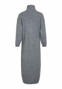 Lungo vestito grigio in maglia con colletto alto, spalle basse e polsini a coste. Texture liscia e design semplice.