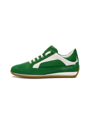 Sneaker verde in suede con dettagli in pelle bianca, punta rotonda e suola piatta in gomma. Presenta lacci e logo sul tallone.