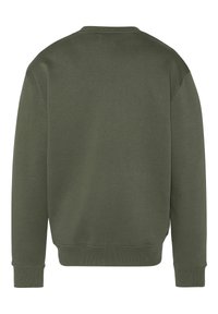 Sudadera verde con un clásico cuello redondo, puños acanalados y una textura suave. El diseño es sencillo, sin patrones ni adornos.