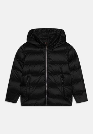 Veste noire matelassée avec capuche, fermeture éclair et deux poches latérales. Texture lisse et motif matelassé sur le devant et le dos.