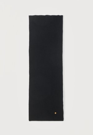 Schwarzer gerippter gestrickter rechteckiger Schal mit kleinem rundem goldfarbenem Emblem nahe einem Ende auf einfachem weißem Hintergrund.