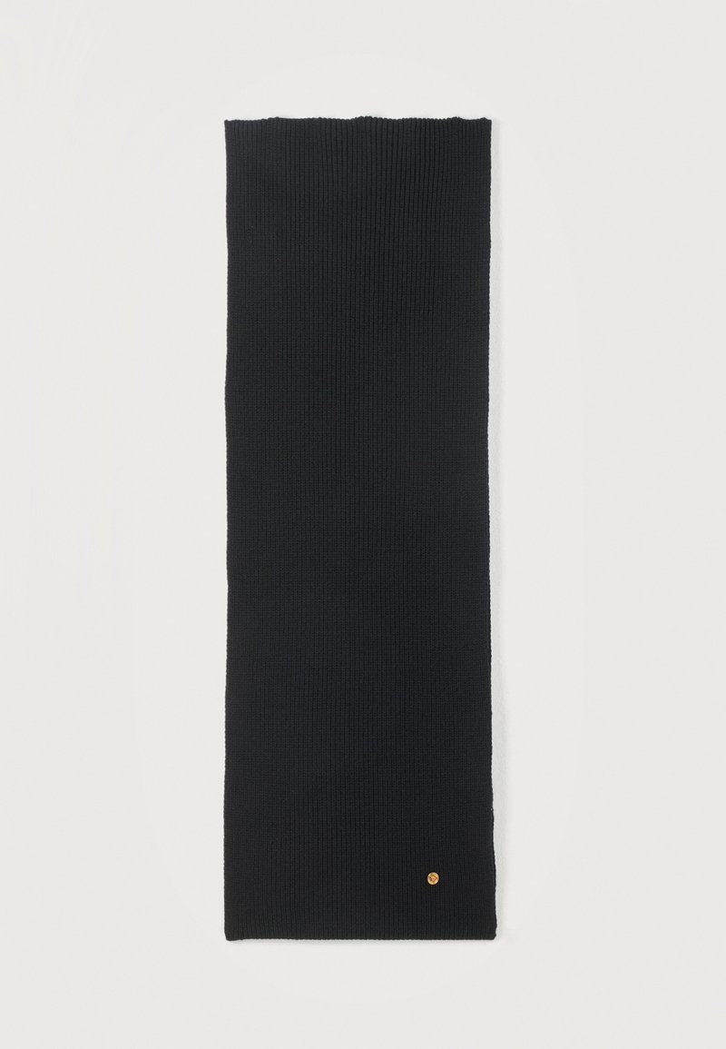Écharpe rectangulaire en maille côtelée noire avec un petit emblème rond doré près d'une extrémité sur un fond blanc uni.