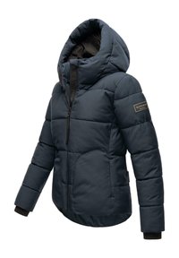 Mörkblå puffjacka med hög krage, huva, dragkedja och svarta ärmdetaljer. Texturerat, kviltat mönster genom hela jackan.