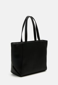 Borsa tote nera realizzata in materiale liscio e testurizzato, con due manici lunghi e forma rettangolare, caratterizzata da dettagli di cucitura sui lati.