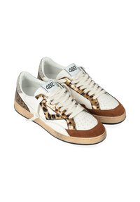 Sneakers bianchi in pelle con accenti in stampa animale, punte in suede marrone e dettaglio luccicante sul tallone. Presentano un design perforato e chiusura con lacci.