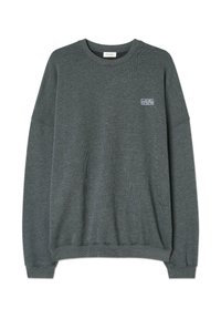 Sweatshirt crewneck gris clair avec une texture côtelée, coupe ample et petite étiquette "American Vintage" sur la poitrine gauche.