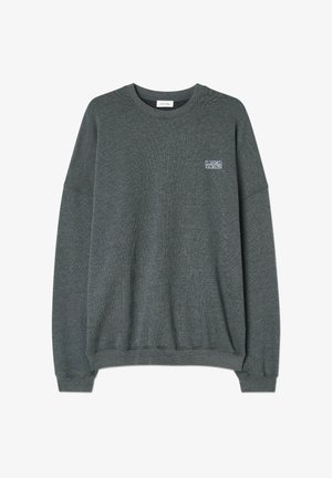 Svetlo šedý crewneck sveter s ribovanou textúrou, voľným strihom a malou nášivkou "American Vintage" na ľavej strane hrude.