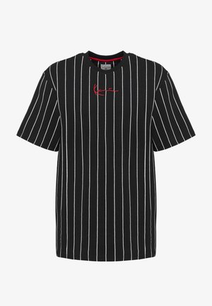 Zwarte t-shirt met korte mouwen, voorzien van witte verticale strepen en een klein rood geborduurd logo op de borst. Zacht katoenmateriaal.