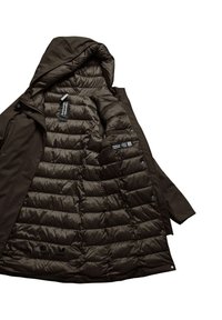 Giacca isolante marrone con interno trapuntato, cappuccio attaccato e chiusure a pressione. Presenta etichette di marca e una texture liscia e lucida.