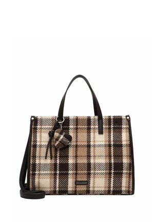 Borsa tote rettangolare con fantasia a quadri marrone, beige e nero, manici in pelle nera, tracolla removibile e charm a forma di cuore abbinato a quadri.