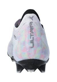 Scarpe da calcio bianche con una tomaia in mesh testurizzato caratterizzato da un motivo arcobaleno, dettagli neri e una suola in gomma nera con tacchetti per la trazione.