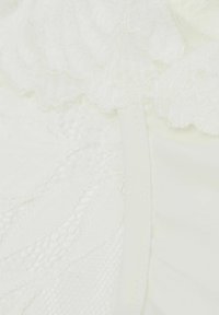 Witte kant- en stofdetails die ingewikkelde patronen en texturen laten zien, met gladde randen en een subtiele glans. Close-up weergave.