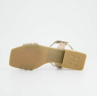 Sandal in pelle color carne con cinturino regolabile alla caviglia, soletta imbottita e suola texturizzata. Presenta il marchio sulla suola.