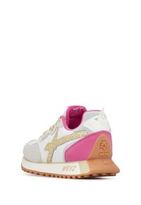 Sneaker bianca con accenti rosa e dettagli in glitter dorato. Presenta una sovrapposizione annerita testurizzata e una suola in gomma con un logo sul tallone.