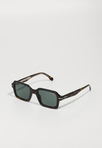 Ochelari de soare rectangulari cu ramă în stil țestoasă și lentile de un verde închis. Au o ramă groasă și accente elegante din argint pe brațe.