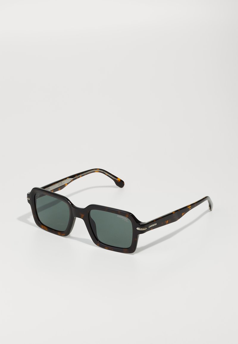 Ochelari de soare rectangulari cu ramă în stil țestoasă și lentile de un verde închis. Au o ramă groasă și accente elegante din argint pe brațe.