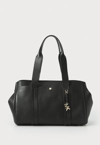 Sac fourre-tout en cuir noir avec une surface texturée, deux poignées robustes, une fermeture à glissière et un accent en métal doré avec des initiales.