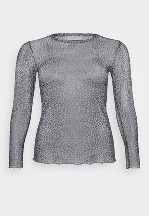 Top cinza transparente de manga longa com padrão de leopardo, apresentando um decote redondo e bainha em onda. Feito de material leve e transparente.
