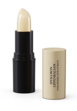 Offene schwarze Tube mit hellbeigem Hyaluron-Lippenbalsam und passendem beigen Deckel mit der Aufschrift "Hyaluron Lippenbalsam."