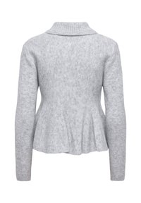 Pull gris clair à manches longues avec texture côtelée, col montant et bas évasé, vu de dos.