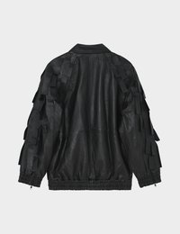Μαύρο δερμάτινο μπουφάν με άνετο σχέδιο και υφασμένες φουντίτσες στα μανίκια. Διαθέτει όρθιο γιακά και ελαστική μέση.