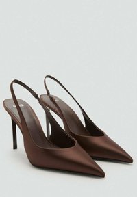 Talons aiguilles en satin marron avec bout pointu, talons fins et côtés ouverts. Présente un design minimaliste avec un logo discret sur la semelle intérieure.
