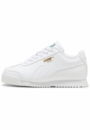 Baskets blanches Puma Roma en cuir texturé, logo doré sur le côté, lacets blancs et semelle rainurée vues de l'intérieur.