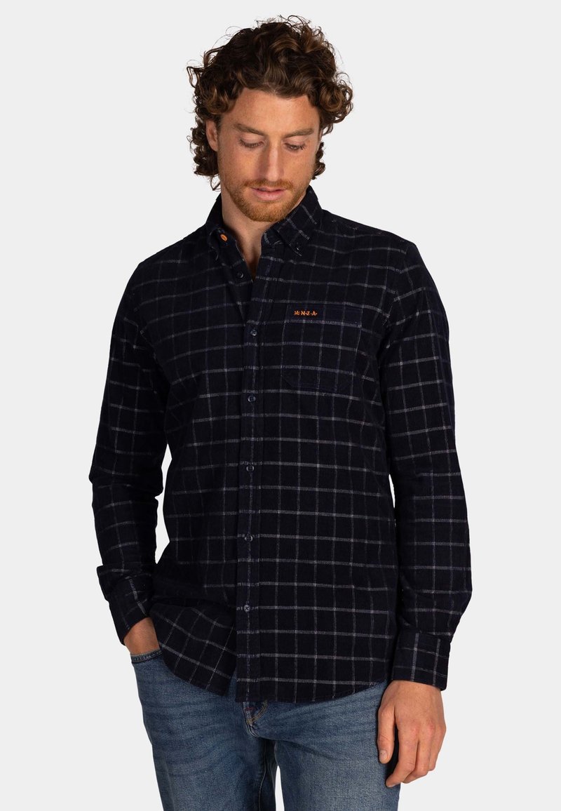 Donkerblauwe flanellen shirt met een geruit patroon, lange mouwen, button-down kraag en een oranje logo accent op de borst.