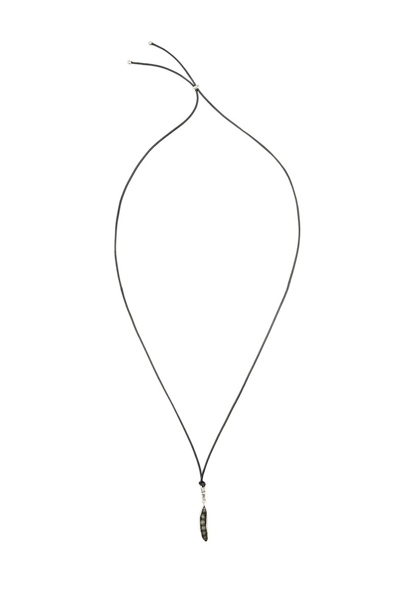 Svart snöre halsband som har en smal, avlång hänge med en strukturerad, mörkgrå yta, säkrad med enkel silverdetalj.