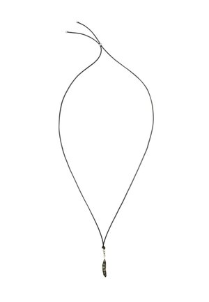 Sort snorekrave med en slank, forlænget vedhæng med en tekstureret, mørkegrå overflade, sikret med enkelt sølvhardware.