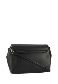 Sort læder crossbody taske med en struktureret form, der har en fold-over klap og detaljer i guld hardware. Glat mellemstruktur med minimale accenter.