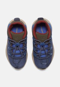 Zapatos de senderismo azules y marrones con parte superior de malla, suela de goma y cordones elásticos, con un interior rojo y acentos texturizados.