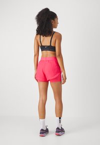Nike Performance Sportiniai šortai - aster pink