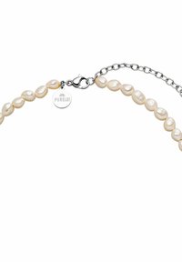 Perlenkette mit unregelmäßigen, cremefarbenen Perlen, Silberkette und Karabinerverschluss. Enthält ein kleines Tag mit der Gravur "PURELEI".