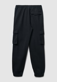 Czarne spodnie cargo z elastycznym pasem, wyposażone w dwie boczne kieszenie cargo oraz elastyczne mankiety przy kostkach. Wykonane z gładkiej tkaniny.