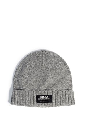 Gorro de punto gris con puño doblado y una etiqueta negra rectangular con la inscripción ECOALF en el frente.