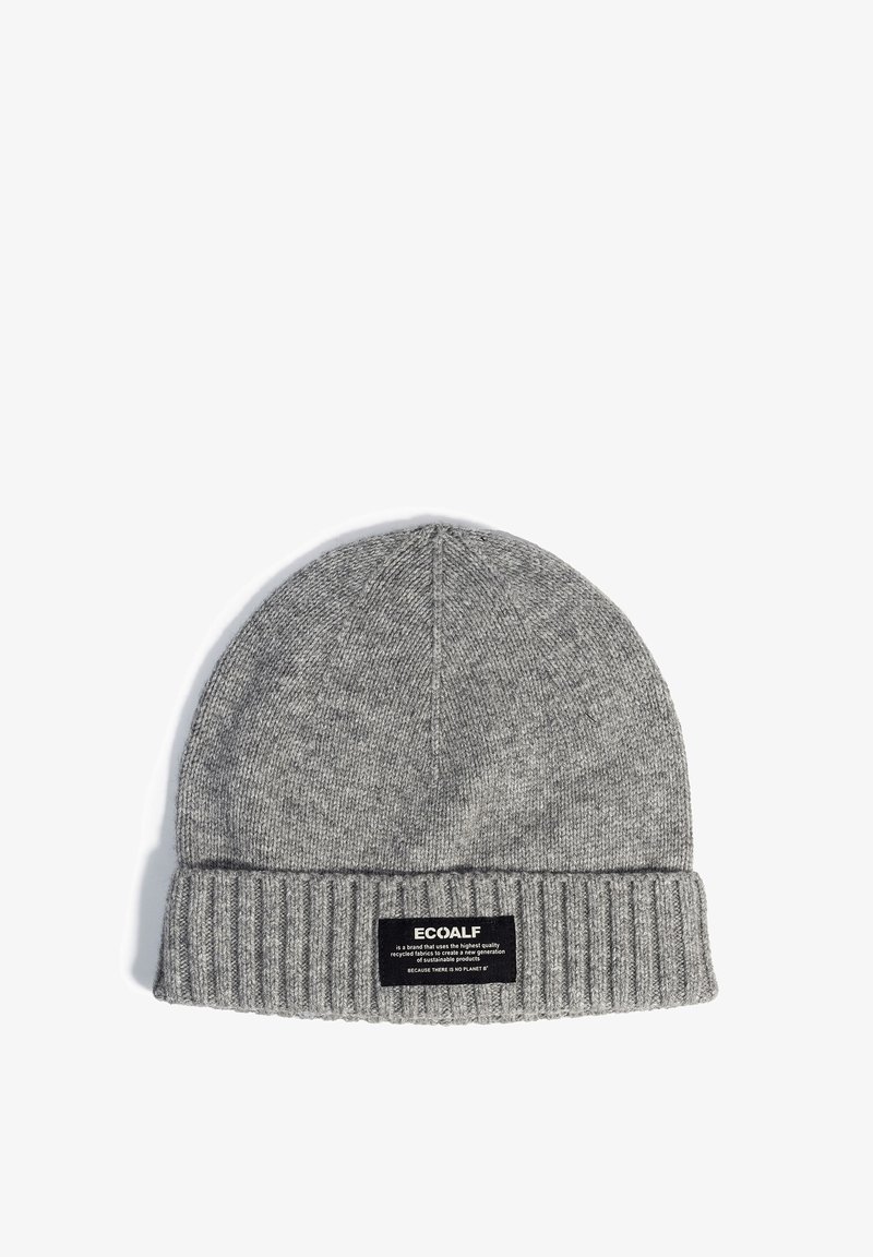 Gorro de punto gris con puño doblado y una etiqueta negra rectangular con la inscripción ECOALF en el frente.