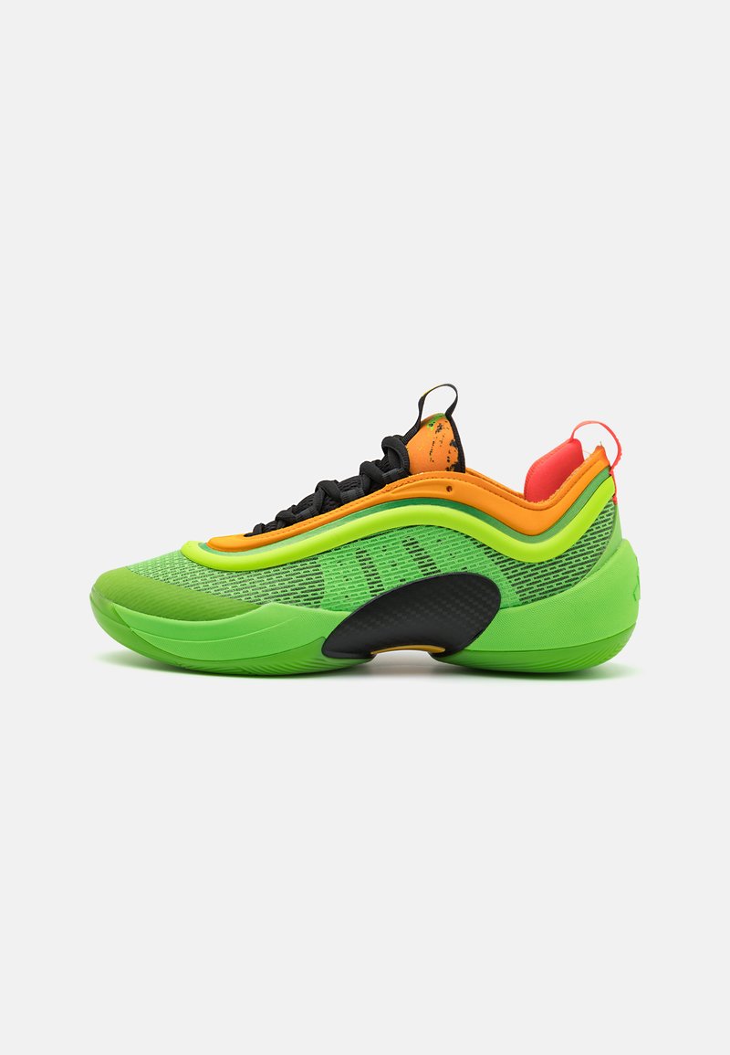 Groene sportshoe met mesh panelen, oranje en zwarte accenten, een gestructureerde zool en een rode hieltab. Lichtgewicht ontwerp voor optimale prestaties.