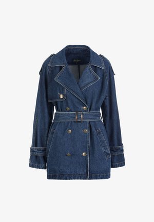 Chaqueta vaquera con diseño de doble botonadura, cintura ceñida con cinturón, grandes solapas y detalles de botones. Color azul oscuro con un acabado texturizado.