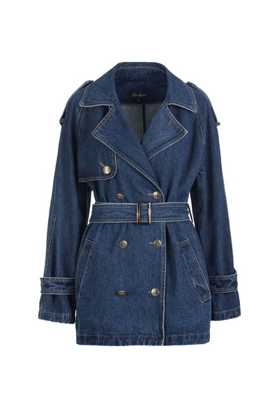 Džínsová bunda s dvojradovým zapínaním, pásom v páse, veľkými klopami a gombíkovými detailmi. Tmavomodrá farba s textúrovaným povrchom.