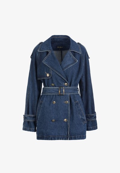 Džínsová bunda s dvojradovým zapínaním, pásom v páse, veľkými klopami a gombíkovými detailmi. Tmavomodrá farba s textúrovaným povrchom.