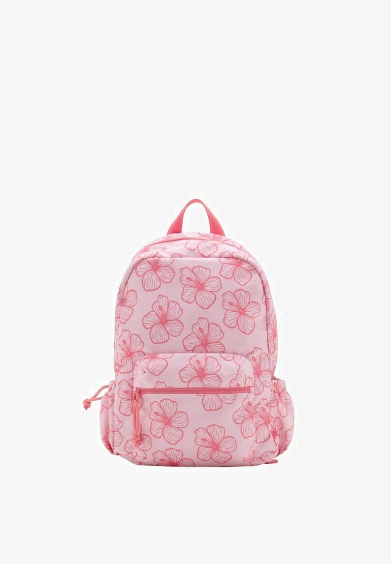 Sac à dos rose avec motifs de fleurs d'hibiscus rose plus foncé, poche zippée à l'avant, poches latérales et une poignée supérieure sur fond blanc.