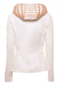 Lysfarvet jakke med en tætsiddende design, der har en blank, quiltet beige hætte og lange ærmer. Glat tekstur uden synlige mønstre.